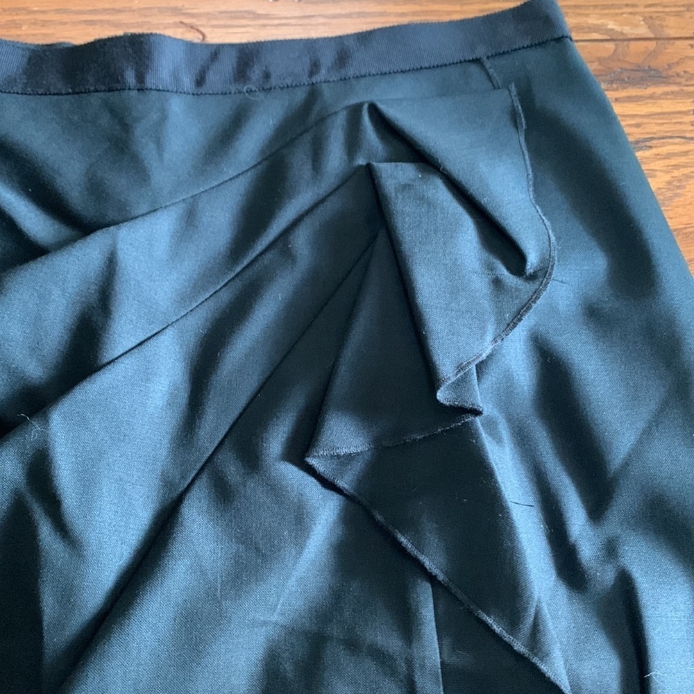 Elie Tahari Black Wool Pencil Skirt Women’s Lined Knee Front Ruffle Size 10 - Picture 2 of 9
